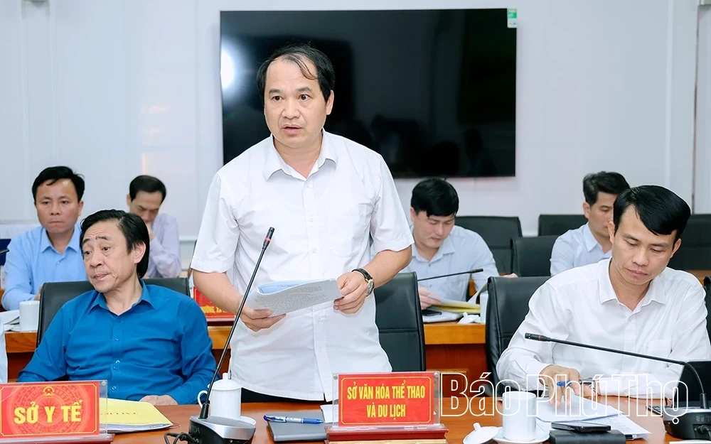 Phó Chủ tịch UBND tỉnh Đinh Công Sứ nghe báo cáo Đề án phát triển nông nghiệp tuần hoàn