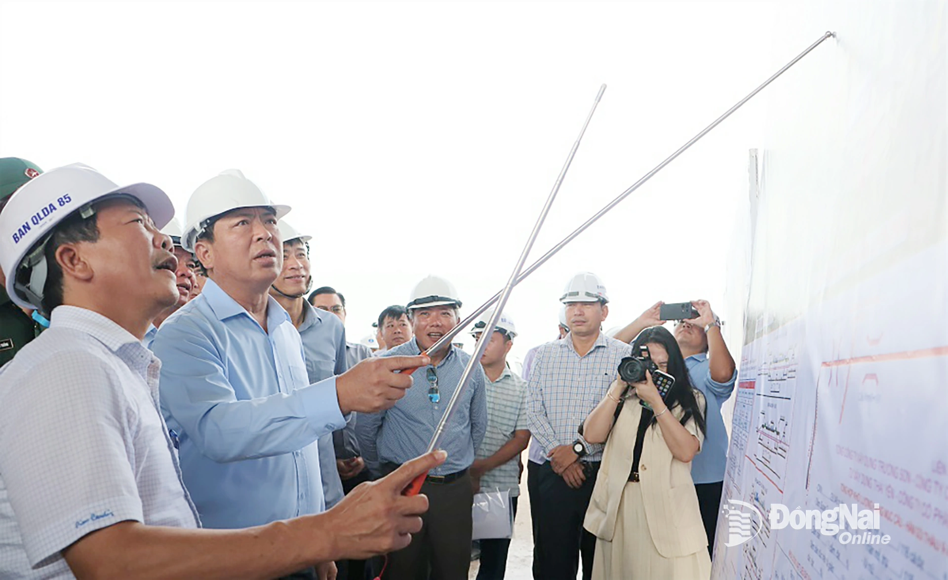 Đại diện Ban Quản lý dự án Thăng Long, chủ đầu tư báo cáo tiến độ thi công Dự án Thành phần 2, Dự án Đường cao tốc Biên Hòa - Vũng Tàu. Ảnh: Phạm Tùng