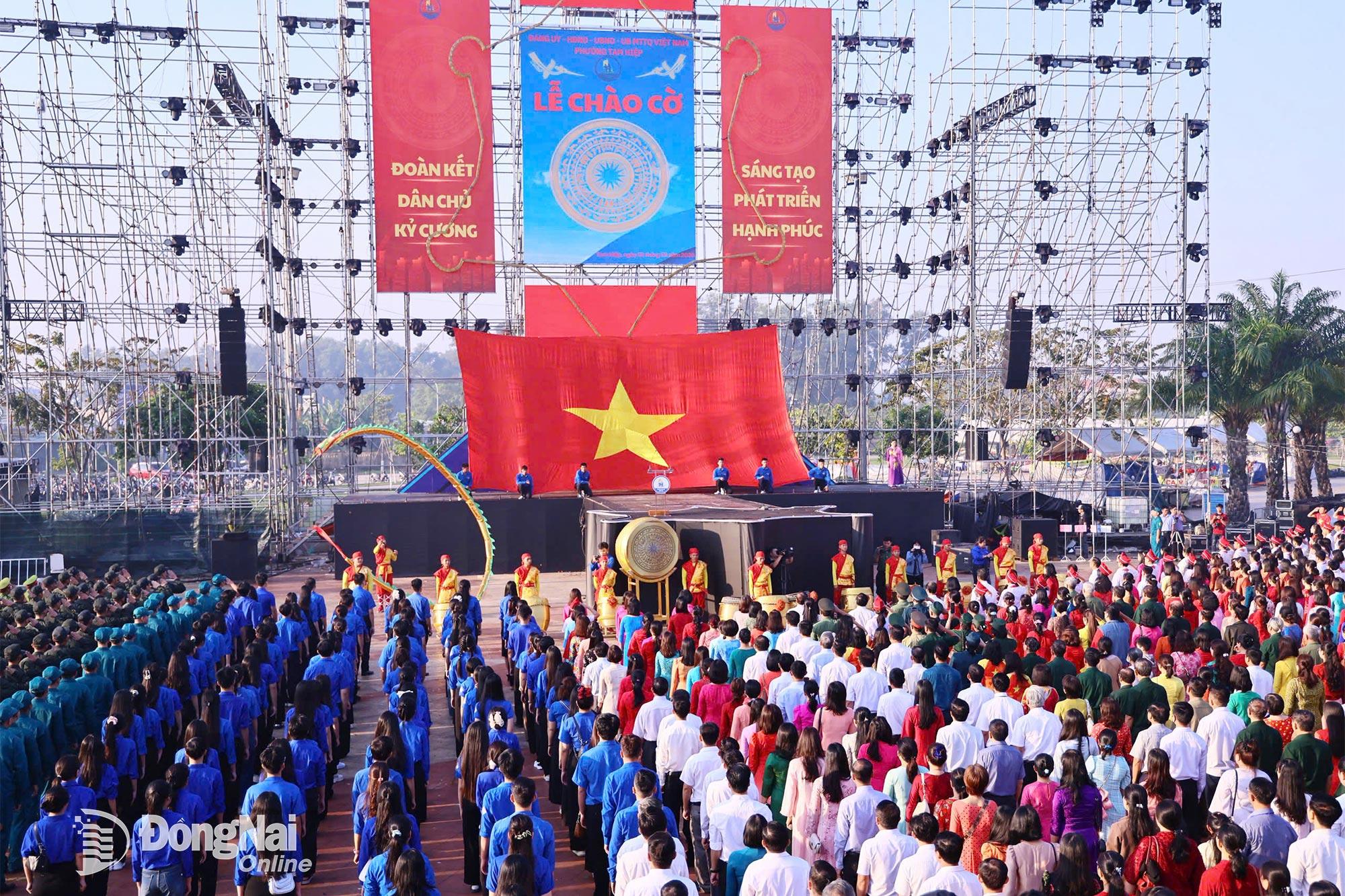 Nghi thức ch&agrave;o cờ đầu năm 2026. Ảnh: C&ocirc;ng Nghĩa