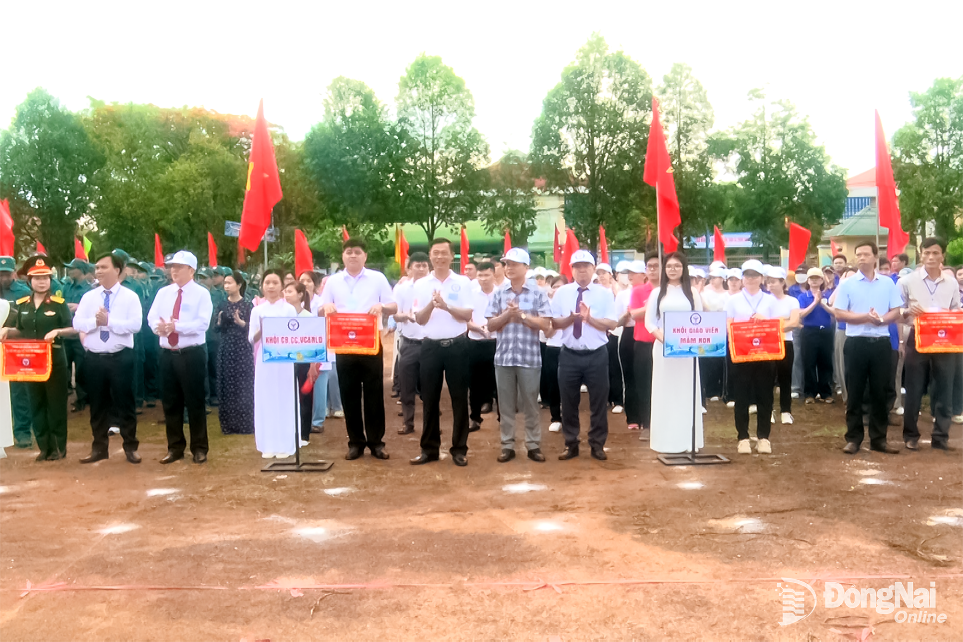 Lãnh đạo xã Thống Nhất trao cờ lưu niệm cho các đoàn tham gia đại hội.