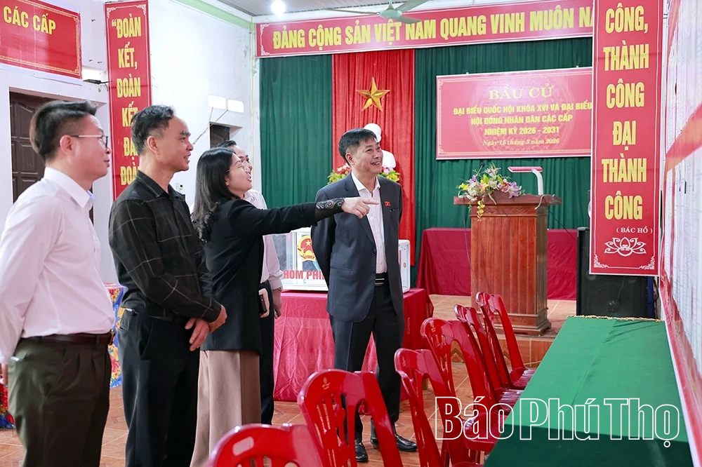 ­­­­Chủ nhiệm Ủy ban Công tác đại biểu của Quốc hội Nguyễn Hữu Đông kiểm tra công tác chuẩn bị bầu cử tại xã Cẩm Khê