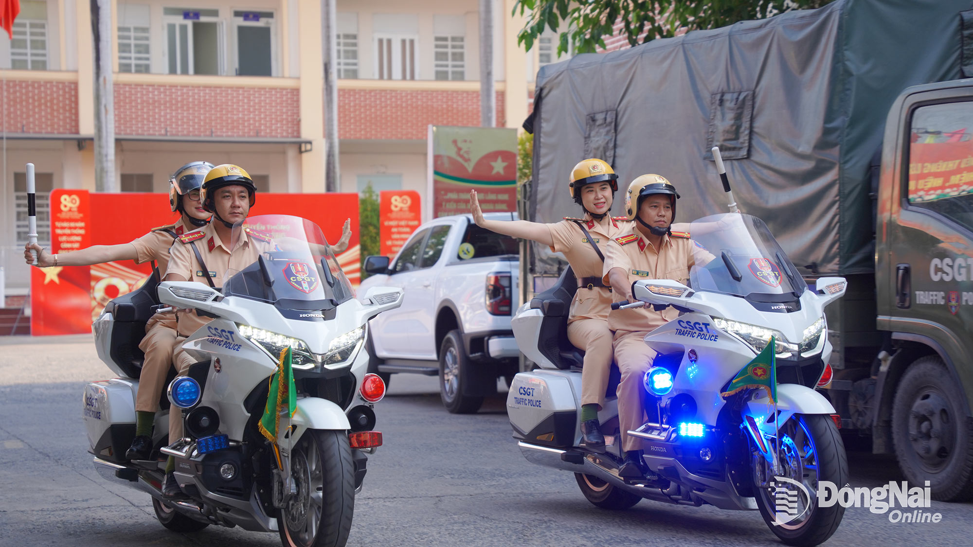 Lực lượng Cảnh sát giao thông sử dụng xe chuyên dụng triển khai tuần tra, kiểm soát. Ảnh: Lê Duy  