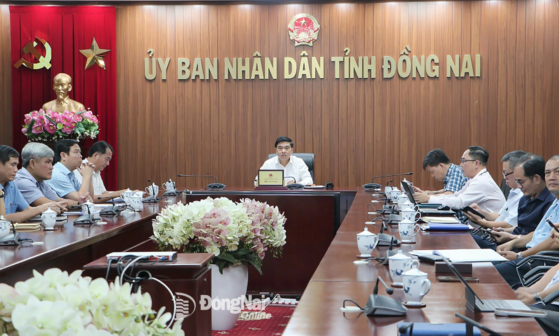 Tỉnh ủy vi&ecirc;n, Ph&oacute; Chủ tịch UBND tỉnh Hồ Văn H&agrave; chủ tr&igrave; hội nghị tại điểm cầu UBND tỉnh Đồng Nai. Ảnh: Phạm T&ugrave;ng