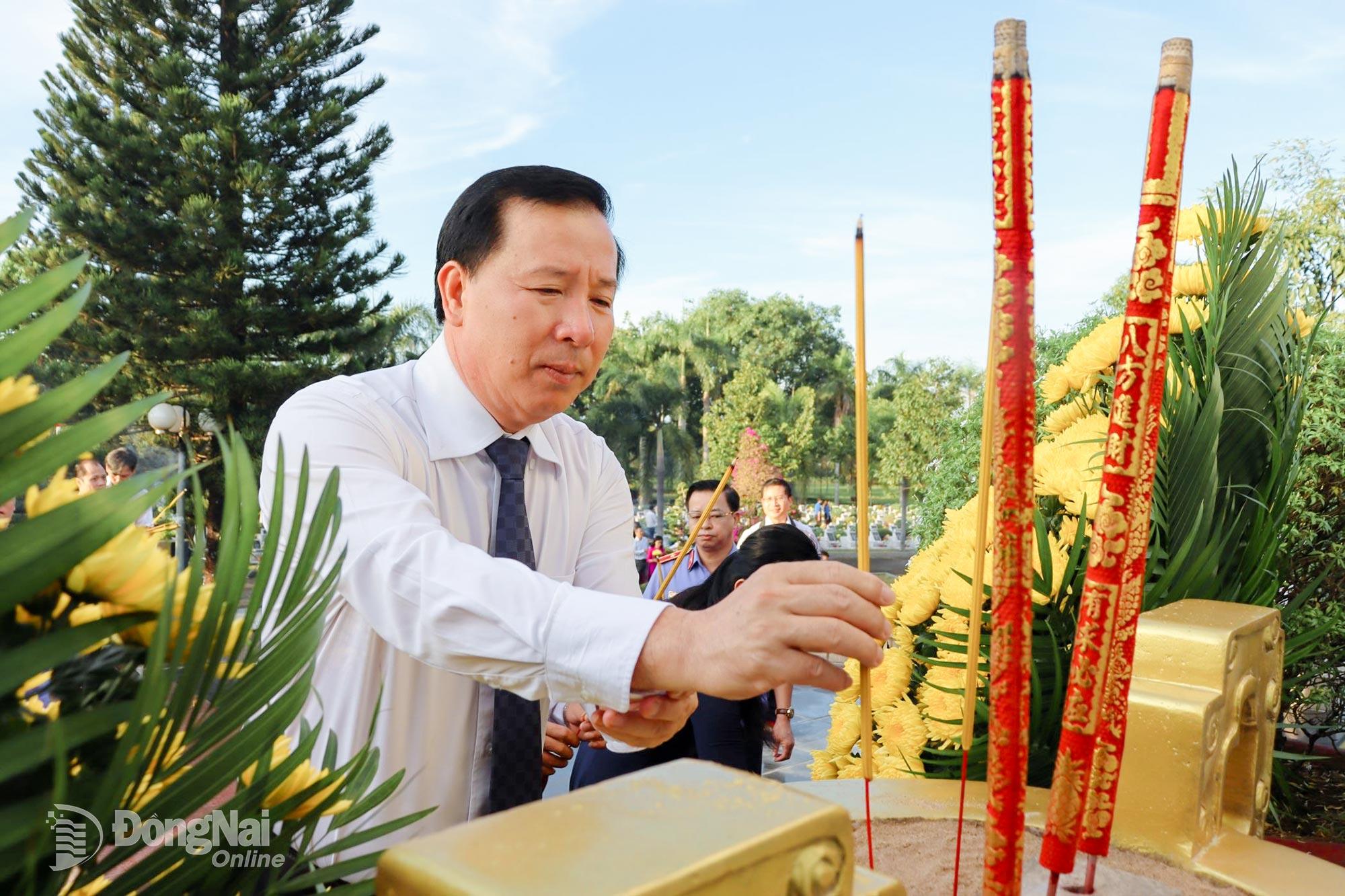 Đồng chí Nguyễn Văn Út, Phó Bí thư Tỉnh ủy, Chủ tịch UBND tỉnh Đồng Nai dâng hương lên đài tưởng niệm các anh hùng liệt sĩ. Ảnh: Nguyệt Hà