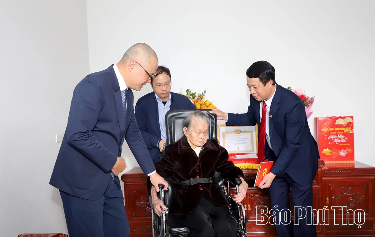 B&iacute; thư Tỉnh ủy Phạm Đại Dương trao Huy hiệu 80 năm tuổi Đảng tại phường Việt Tr&igrave;