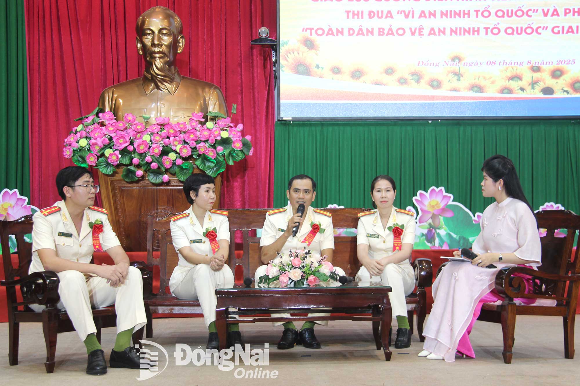 Giao lưu với các gương điển hình tiên tiến trong lực lượng Công an tỉnh Đồng Nai. Ảnh: Trần Danh