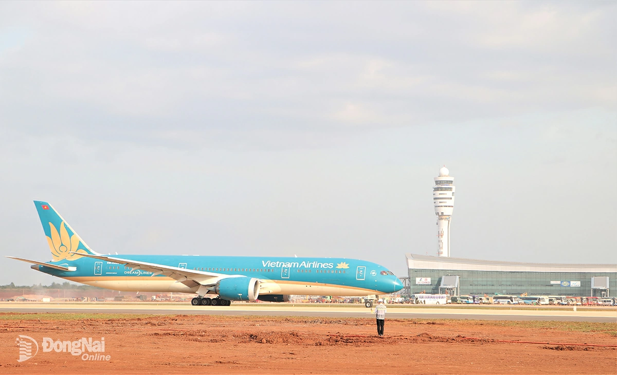 Máy bay di chuyển qua tháp không lưu Sân bay Long Thành. Ảnh: Phạm Tùng