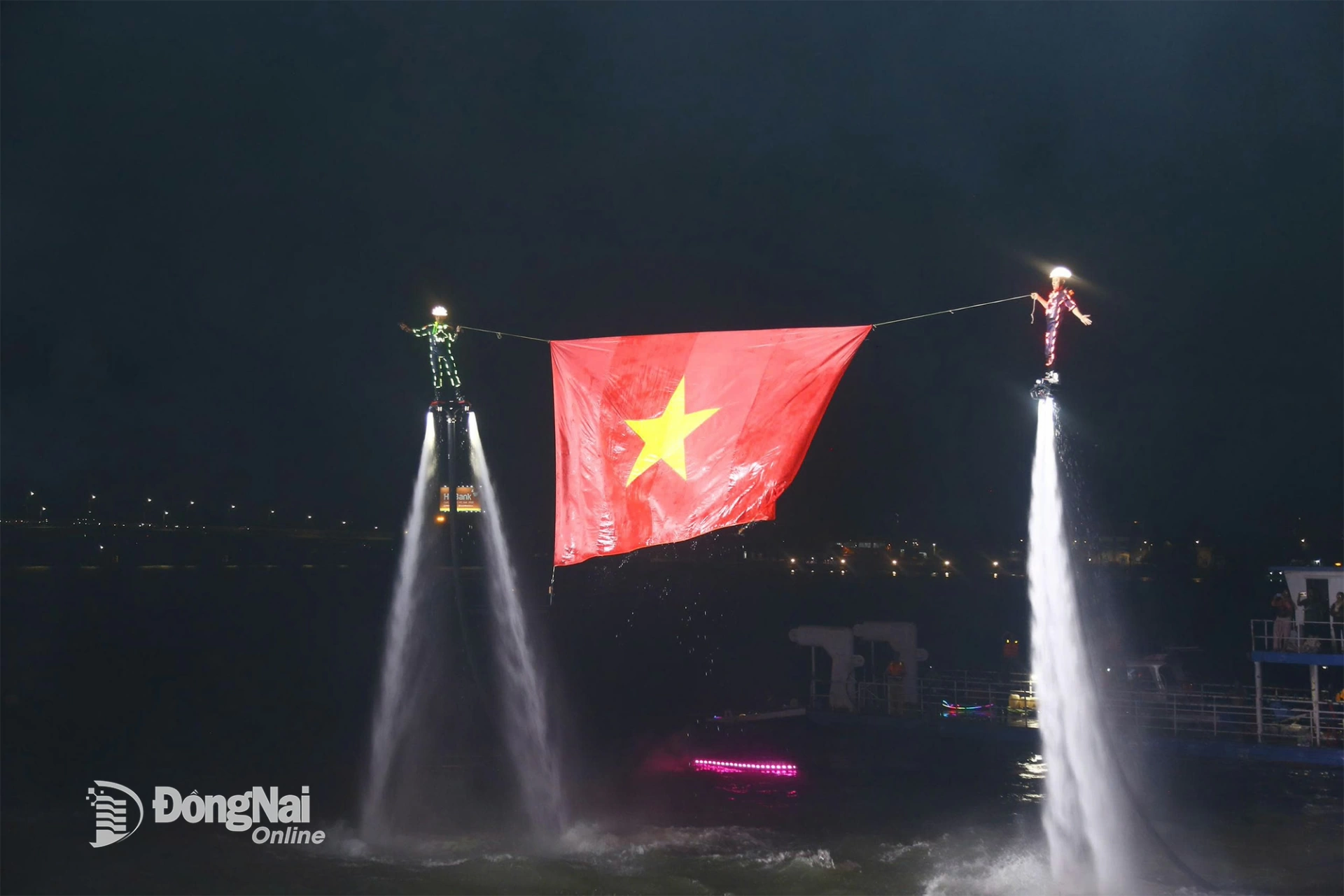 Khoảnh khắc đặc biệt nhất l&agrave; khi c&aacute;c vận động vi&ecirc;n phối hợp c&ugrave;ng nhau n&acirc;ng l&ecirc;n h&igrave;nh ảnh l&aacute; cờ Việt Nam giữa d&ograve;ng s&ocirc;ng. Ảnh: Minh T&agrave;i