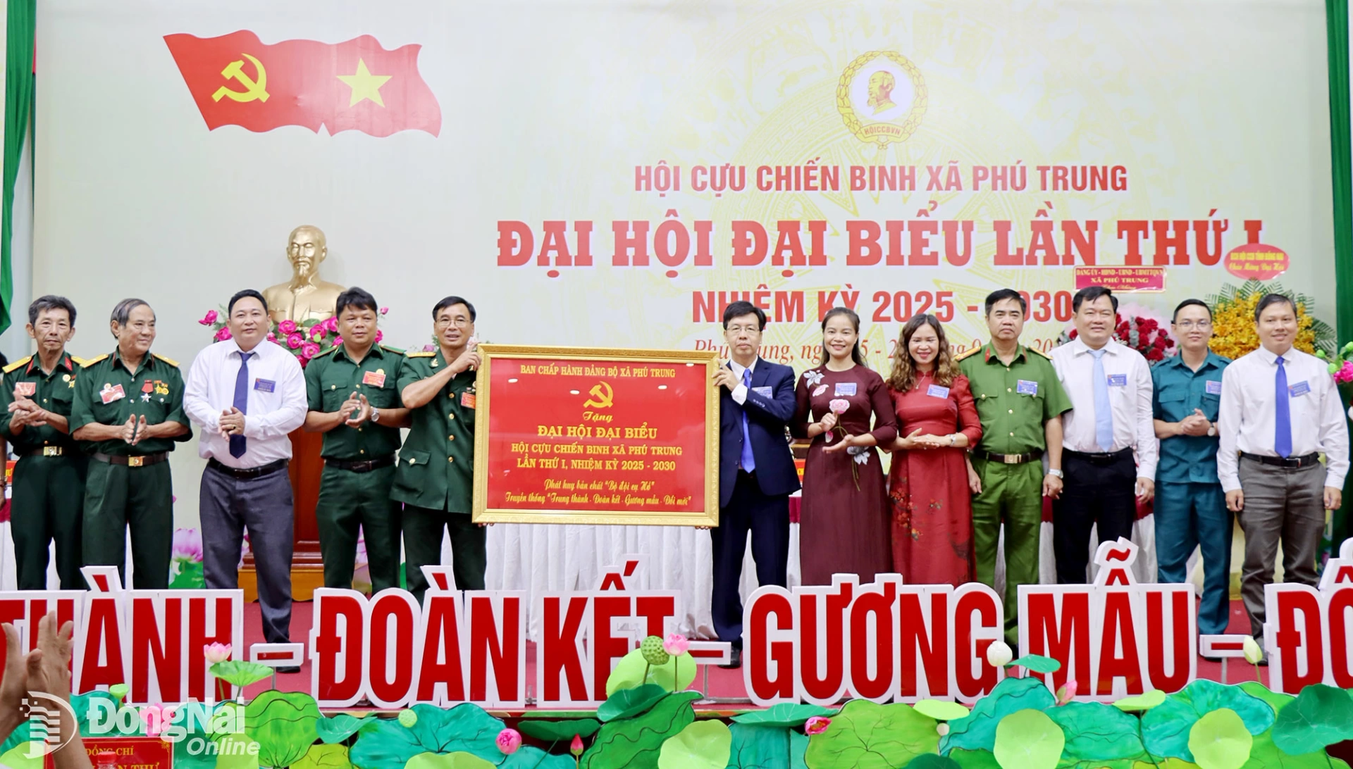 Lãnh đạo xã Phú Trung tặng bức trướng cho đại hội. Ảnh: Thanh Mảng