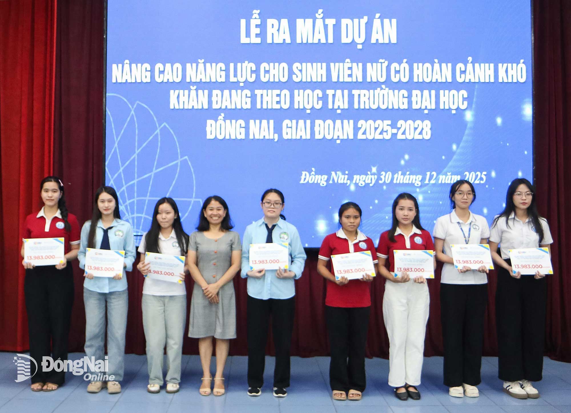 Đại diện Tổ chức Saigon Children&rsquo;s Charity CIO&nbsp;trao hỗ trợ cho c&aacute;c nữ sinh vi&ecirc;n. Ảnh: Văn Truy&ecirc;n