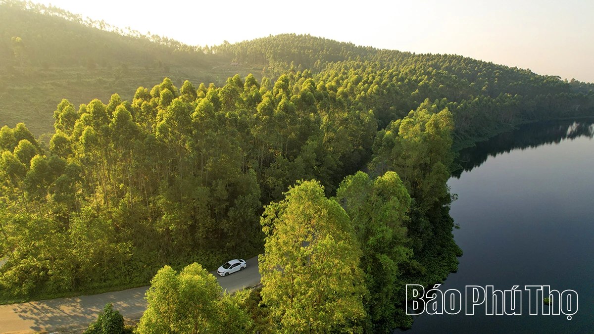 Nắng sớm hồ Vân Trục