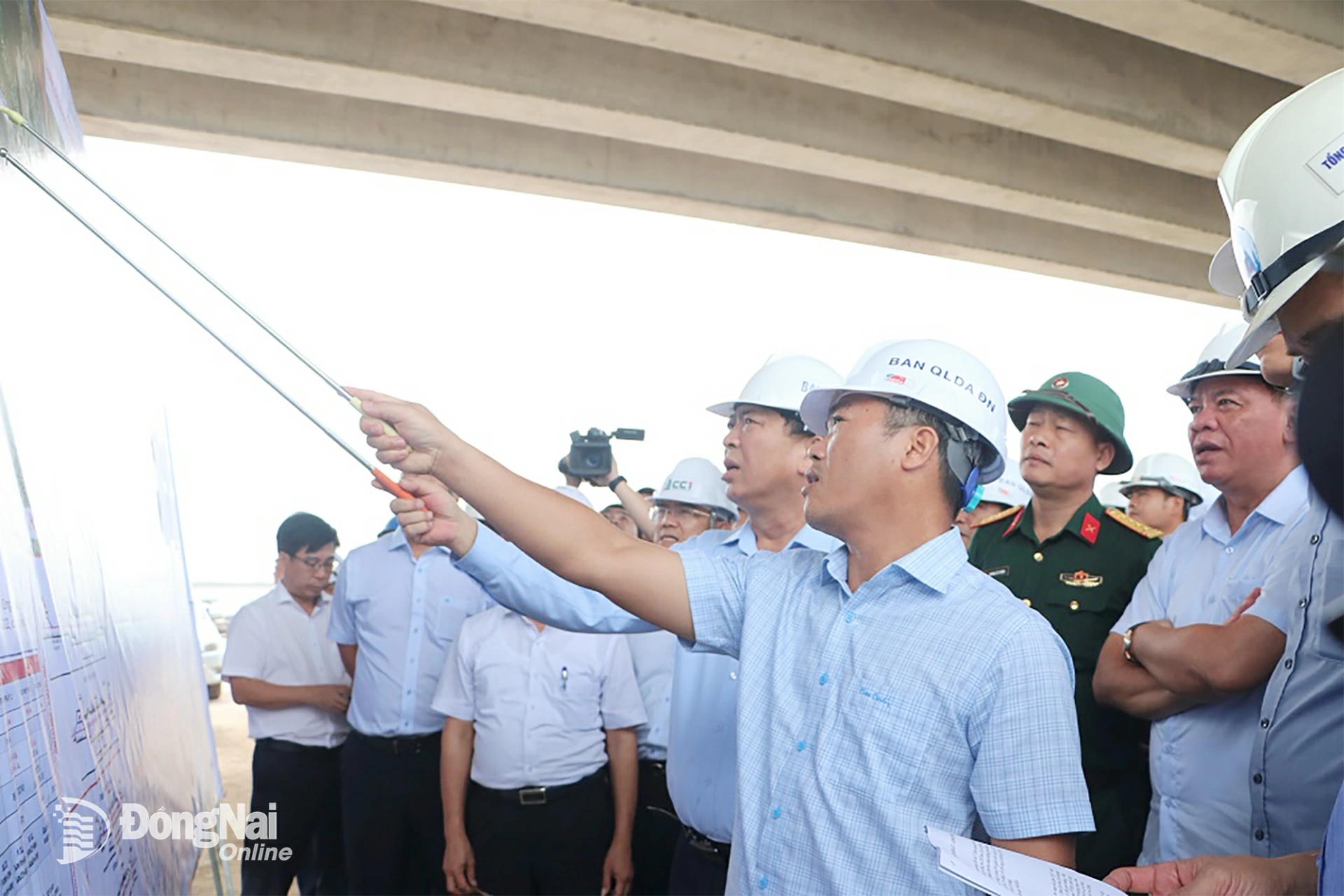 Đại diện Ban Quản lý dự án đầu tư xây dựng tỉnh Đồng Nai, chủ đầu tư, báo cáo tiến độ thi công Dự án Thành phần 1, Dự án Đường cao tốc Biên Hòa - Vũng Tàu. Ảnh: Phạm Tùng