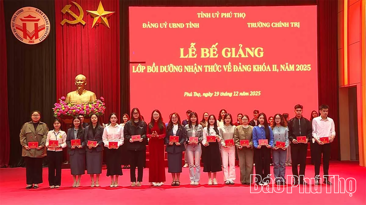 Bế giảng lớp bồi dưỡng lý luận chính trị dành cho Đảng viên mới