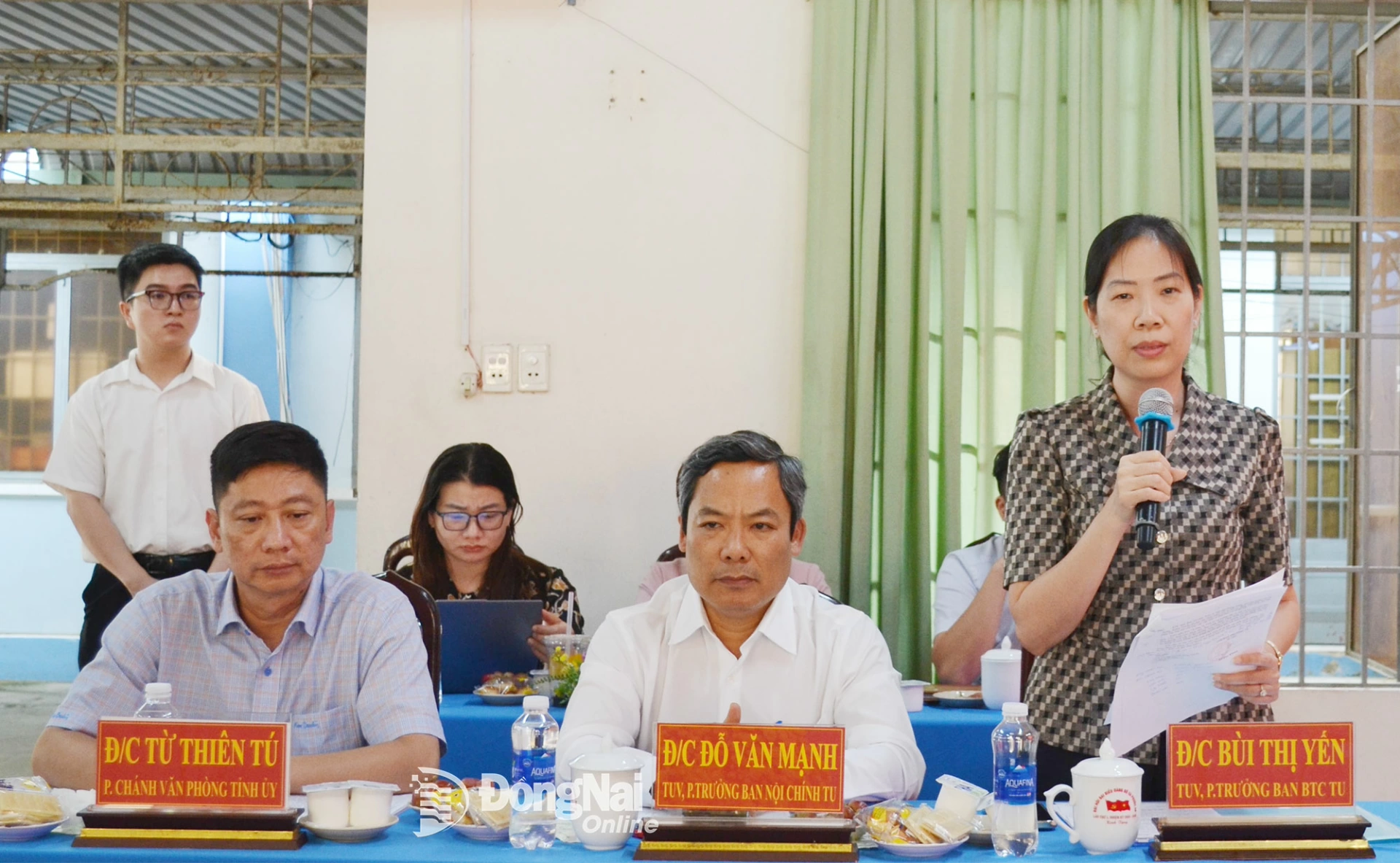 Tỉnh ủy vi&ecirc;n, Ph&oacute; Trưởng ban Thường trực Ban Tổ chức Tỉnh ủy Đồng Nai B&ugrave;i Thị Yến trao đổi tại buổi l&agrave;m việc. Ảnh: Phương Hằng