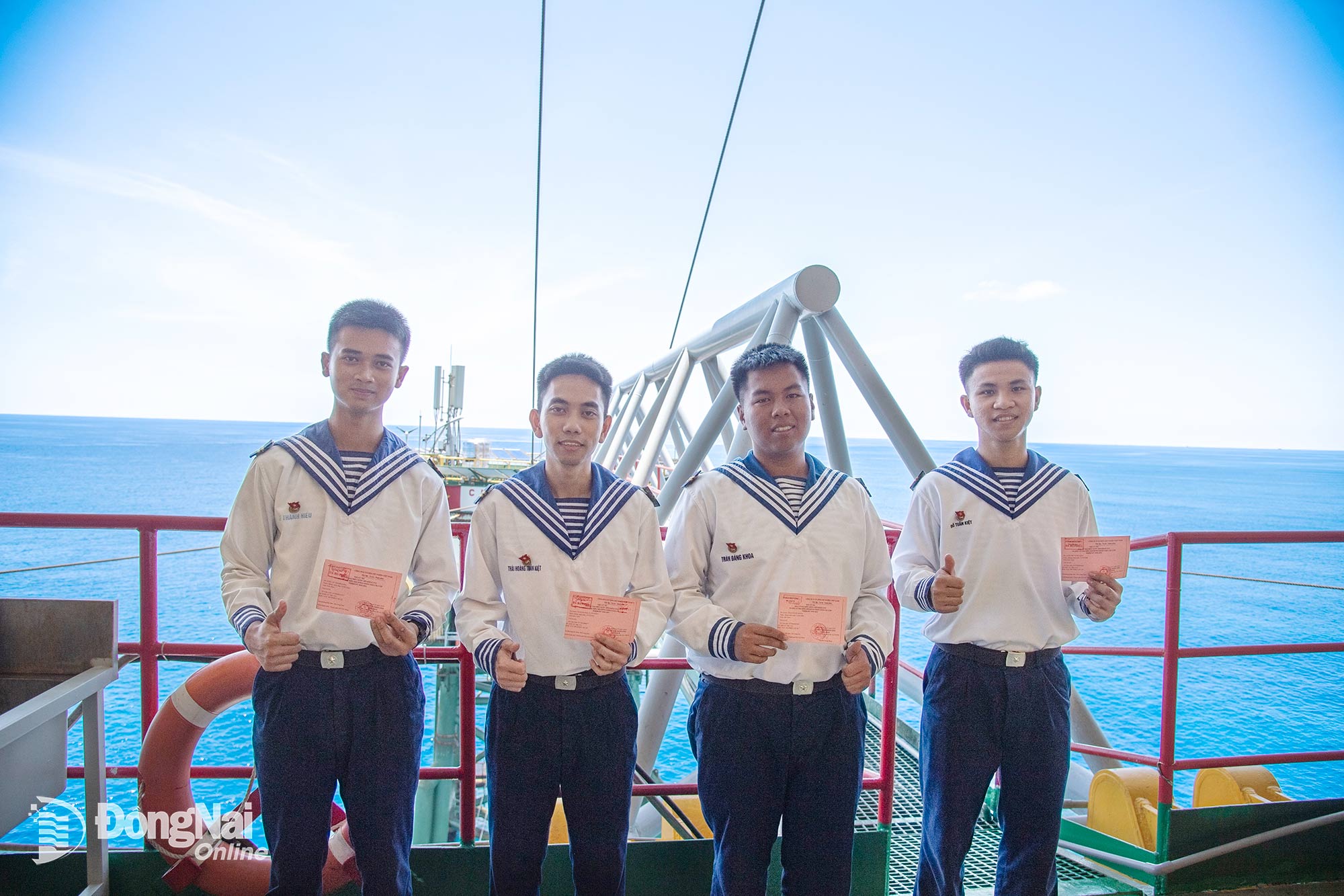 2. Trung sĩ Trần Đăng Khoa, chiến sĩ tín hiệu Nhà giàn DK1/9, quê xã Nhơn Trạch, tỉnh Đồng Nai, thực hiện quyền bầu cử của mình. Với Khoa được cống hiến nơi tiền tiêu Tổ quốc là niềm vinh dự, tự hào và được bỏ phiếu lần đầu tiên giữa nơi đặc biệt này sẽ là kỷ niệm nhớ mãi trong đời. Ảnh: Văn Đường