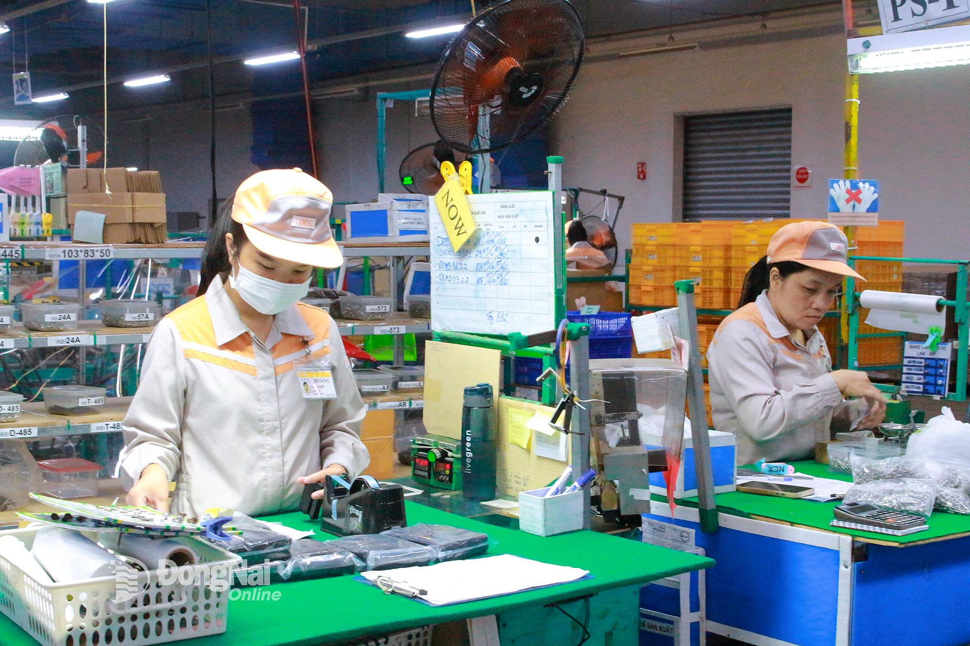 Kh&ocirc;ng kh&iacute; l&agrave;m việc khẩn trương tại C&ocirc;ng ty TNHH Sản xuất To&agrave;n Cầu Lixil Việt Nam (Khu c&ocirc;ng nghiệp Long Đức, x&atilde; B&igrave;nh An) để ho&agrave;n th&agrave;nh đơn h&agrave;ng năm 2026. Ảnh: Nguyễn H&ograve;a