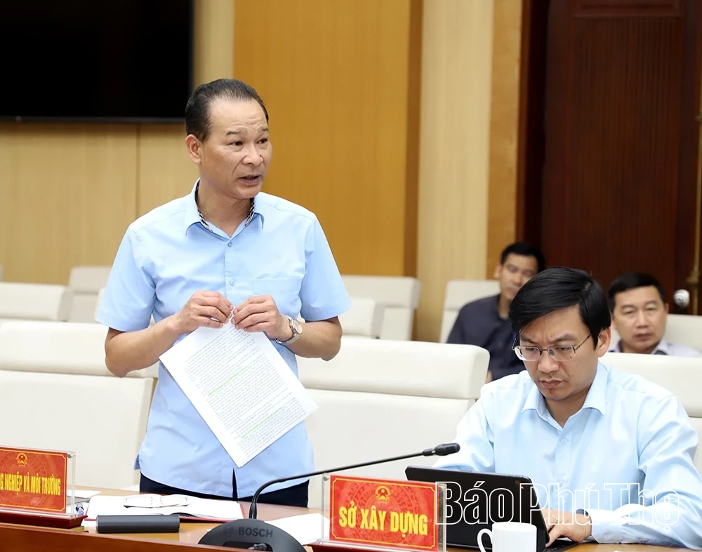 Chủ tịch UBND tỉnh Trần Duy Đông nghe báo cáo công tác quản lý nhà nước về đầu tư công, tài sản công và cấp nước sạch nông thôn