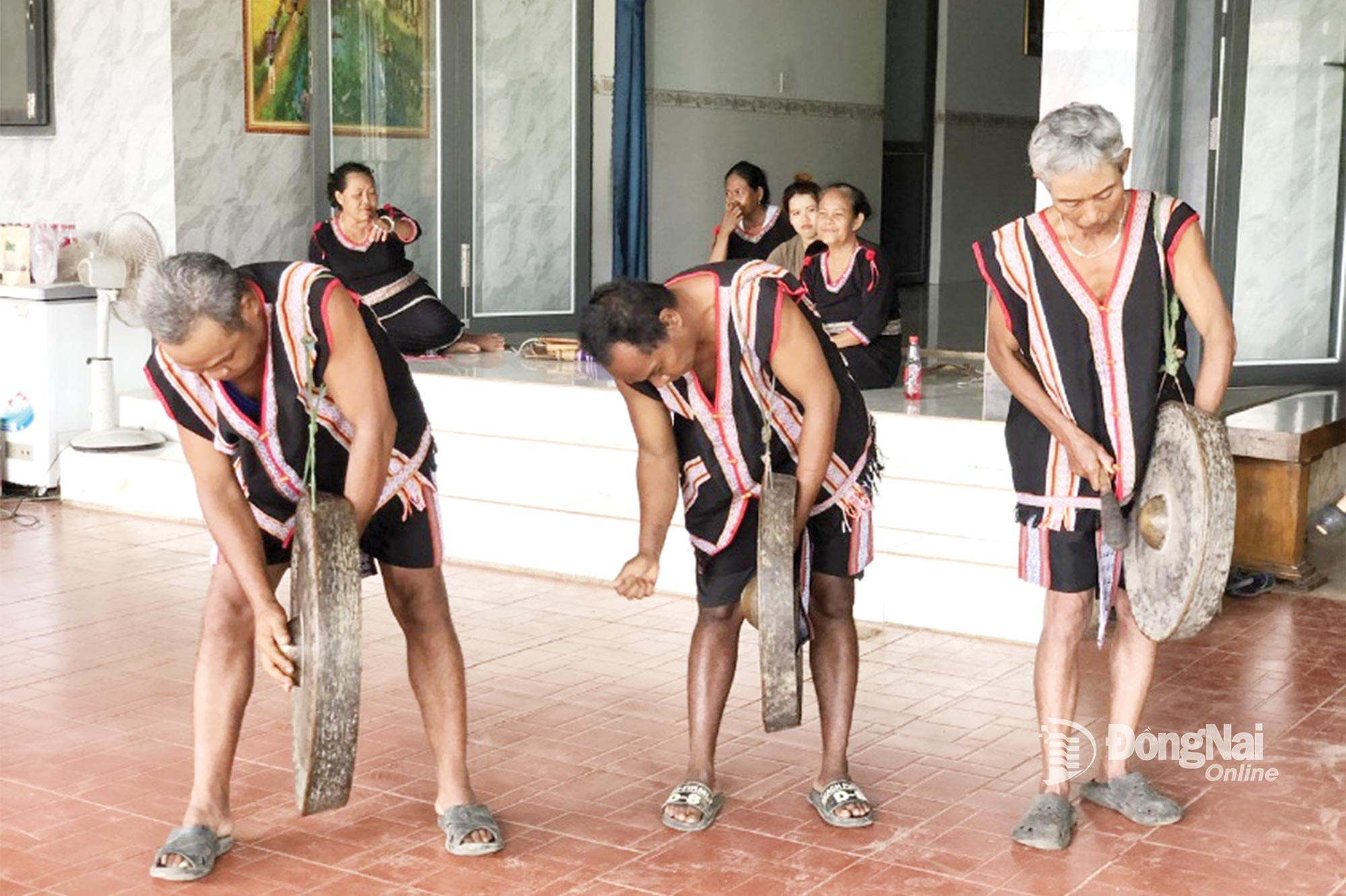 Mang trên mình bộ trang phục thổ cẩm, Đội chiêng thôn 2 tích cực tập luyện mỗi ngày. Tiếng chiêng ngân vang khắp vùng quê, kết nối bao thế hệ người S’tiêng trong vòng tay đoàn kết và tự hào.