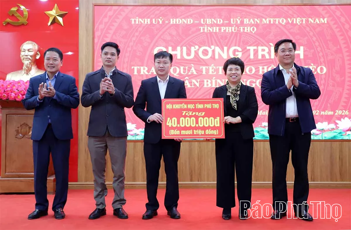 Chủ tịch UBND tỉnh Trần Duy Đ&ocirc;ng thăm, tặng qu&agrave; Tết c&aacute;c hộ gia đ&igrave;nh kh&oacute; khăn tại x&atilde; T&acirc;n Mai