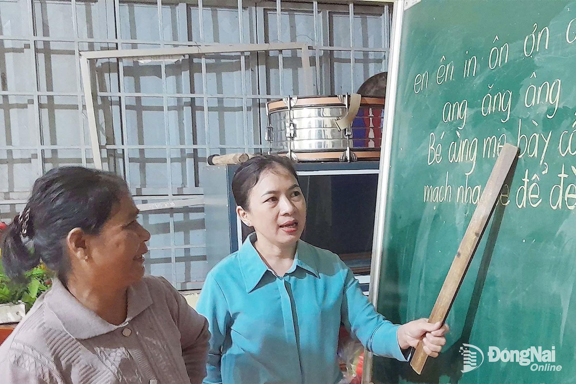 Lớp học xóa mù chữ của thôn Long Tân 6, xã Long Hà. Ảnh: C.T.V