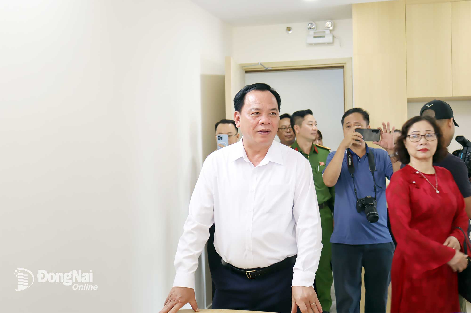 Đồng chí Võ Tấn Đức, Phó Bí thư Tỉnh ủy Đồng Nai tham quan căn hộ nhà ở xã hội. Ảnh: Hoàng Lộc