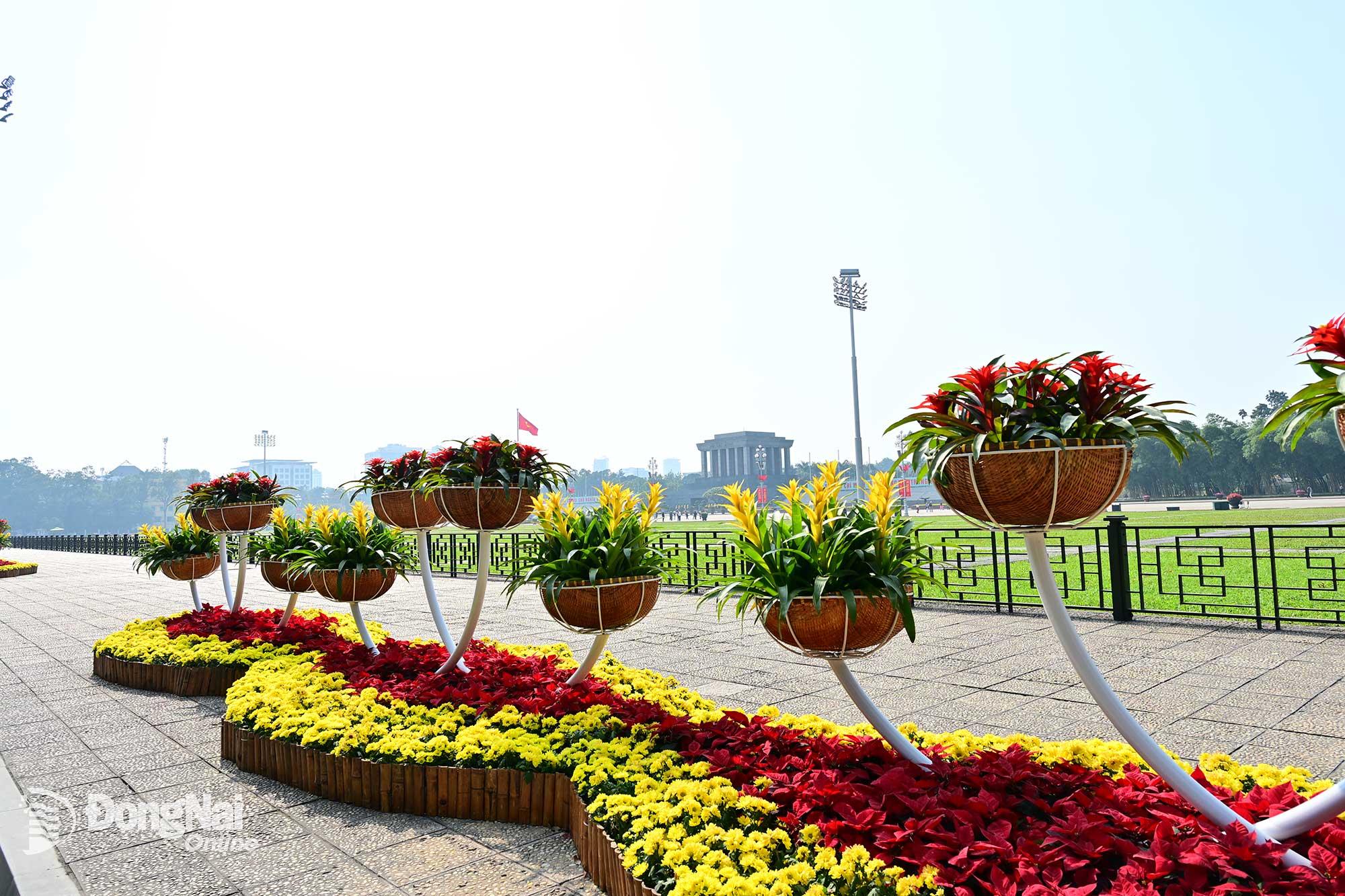 Quảng trường Ba Đ&igrave;nh lịch sử tr&agrave;n ngập hoa ch&agrave;o mừng Đại hội XIV. Ảnh: C&ocirc;ng Nghĩa  