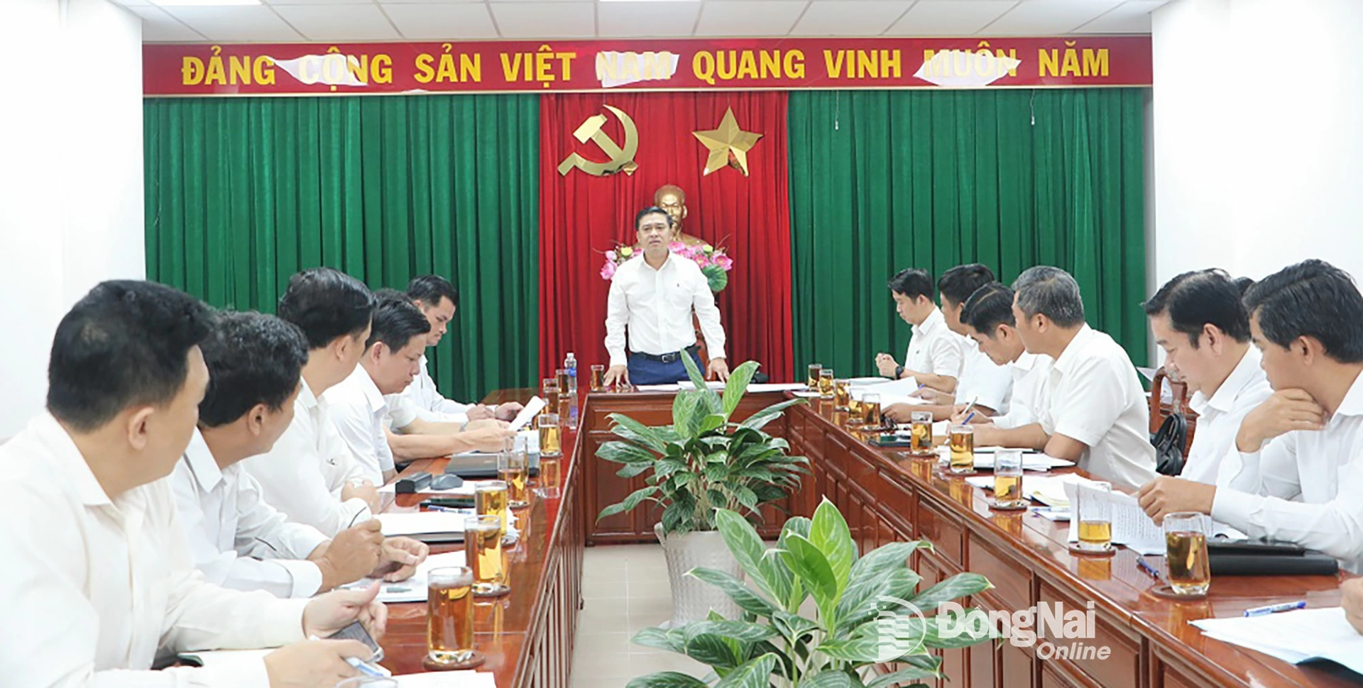 Tỉnh ủy vi&ecirc;n, Ph&oacute; Chủ tịch UBND tỉnh Đồng Nai Hồ Văn H&agrave; ph&aacute;t biểu tại buổi l&agrave;m việc. Ảnh: Phạm T&ugrave;ng