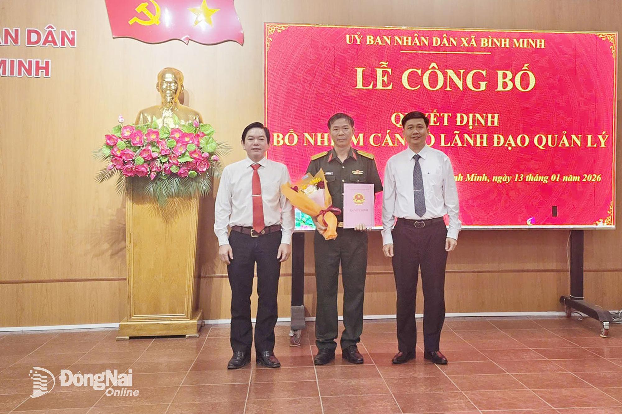 L&atilde;nh đạo x&atilde; B&igrave;nh Minh trao quyết định cho Chỉ huy trưởng Ban Chỉ huy Qu&acirc;n sự x&atilde; B&igrave;nh Minh. Ảnh: Thanh T&acirc;m