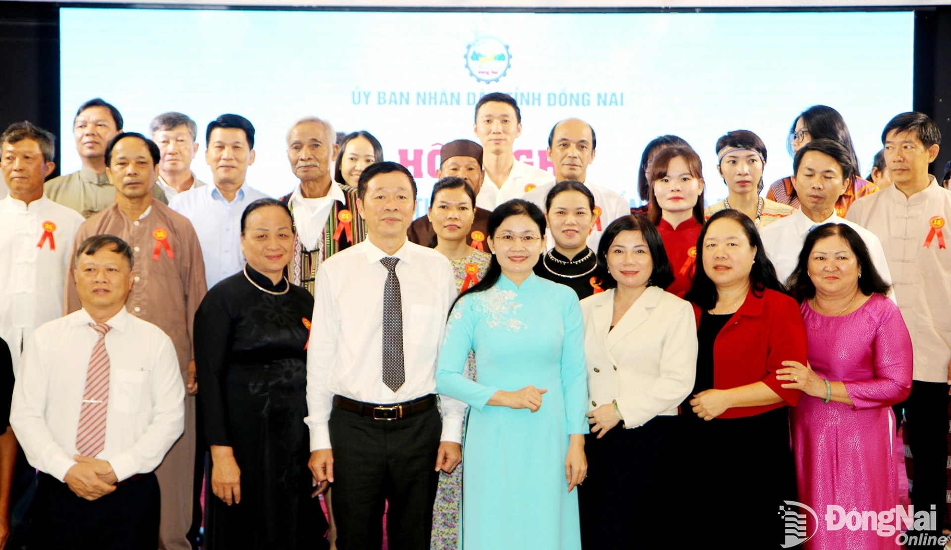 Đồng chí Tôn Ngọc Hạnh (hàng đầu, thứ tư từ phải qua), Ủy viên dự khuyết Trung ương Đảng, Phó Bí thư Thường trực Tỉnh ủy, Chủ tịch HĐND tỉnh và các đại biểu tham dự Hội nghị Biểu dương điển hình tiên tiến trong đồng bào dân tộc thiểu số tỉnh Đồng Nai giai đoạn 2023-2025. Ảnh: Văn Truyên