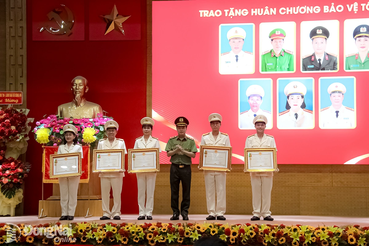 Thừa ủy quyền của Chủ tịch nước, Trung tướng Đặng Hồng Đức, Thứ trưởng Bộ C&ocirc;ng an trao tặng Hu&acirc;n chương Bảo vệ Tổ quốc cho c&aacute;c c&aacute; nh&acirc;n đạt th&agrave;nh t&iacute;ch. Ảnh: Trần Danh