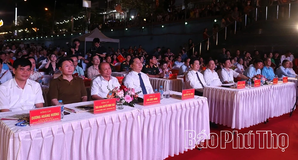 Đậm sắc màu văn hóa tại lễ cầu ngư, thả hoa đăng trên sông Đà