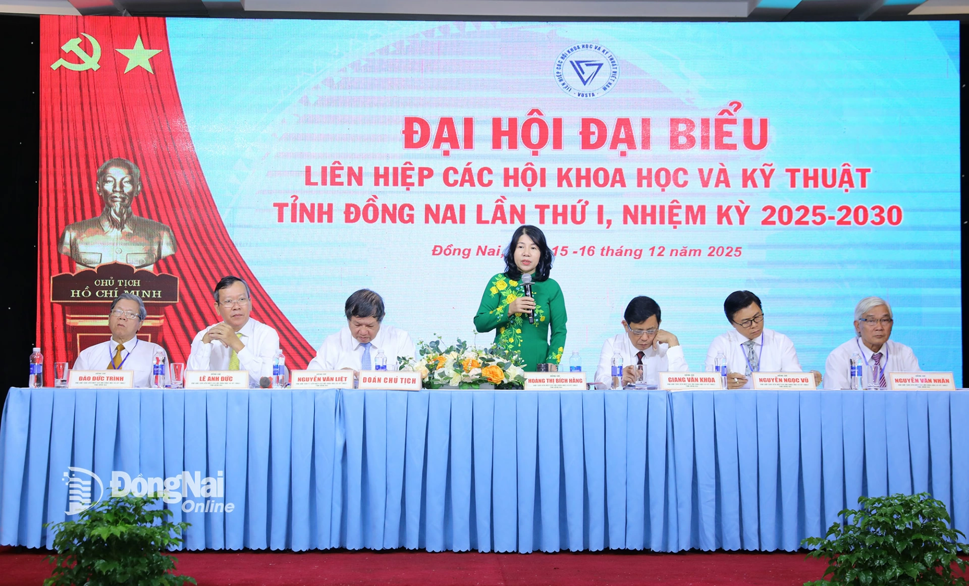 Bà Hoàng Thị Bích Hằng, Chủ tịch Liên hiệp các Hội KH-KT Đồng Nai nhiệm kỳ lâm thời chủ trì phần thảo luận tại đại hội. Ảnh: Huy Anh