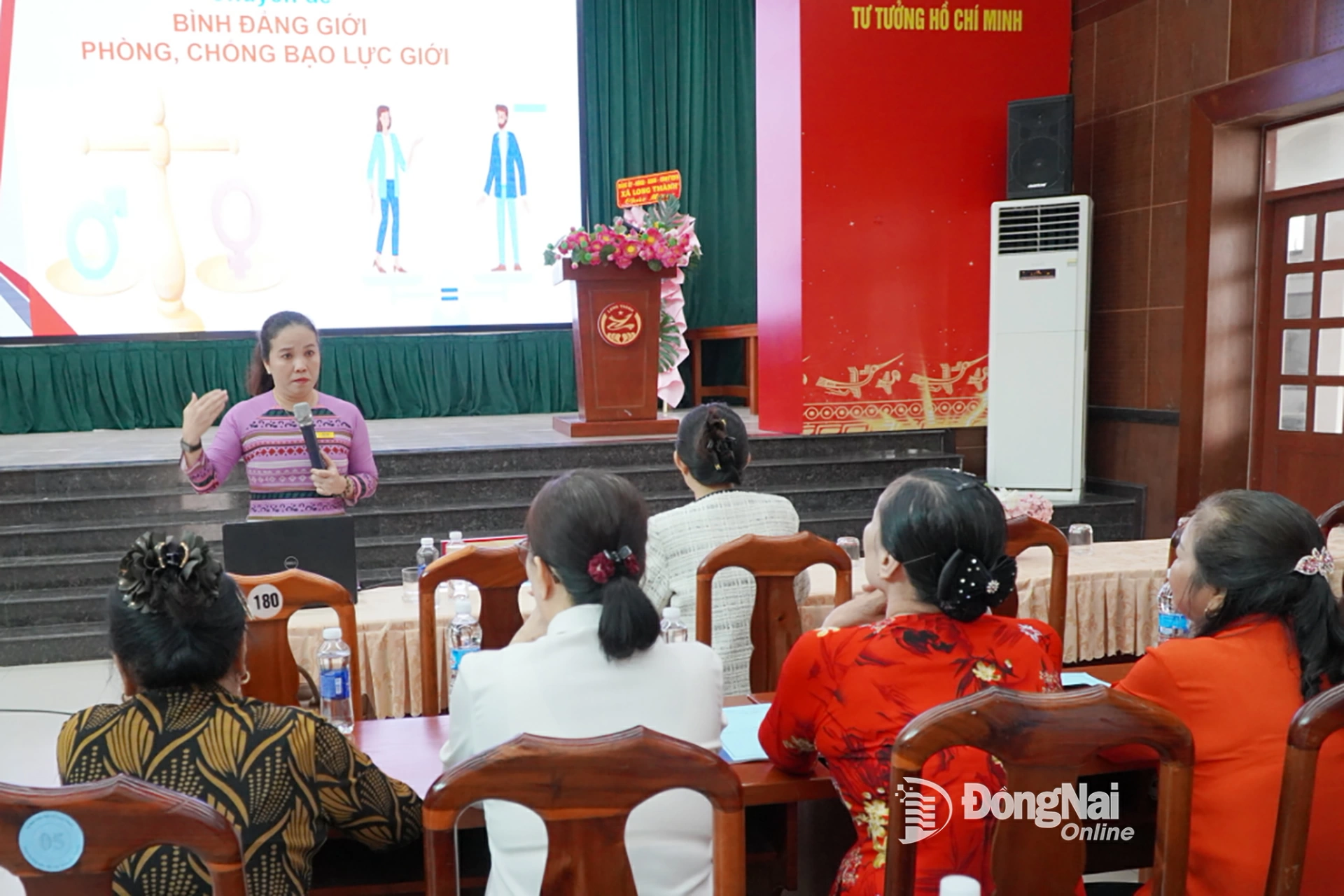 Thạc sĩ, B&aacute;o c&aacute;o vi&ecirc;n ph&aacute;p luật cấp tỉnh Trần Hạnh (Trưởng khoa Y - Dược - Khoa học cơ bản, Trường cao đẳng Y tế Đồng Nai) triển khai chuy&ecirc;n đề B&igrave;nh đẳng giới v&agrave; ph&ograve;ng chống bạo lực giới. Ảnh tư liệu