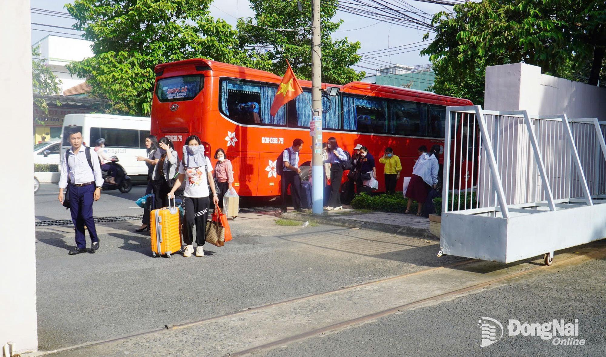 Đội ngũ cán bộ, công chức, viên chức người lao động từ tỉnh Bình Phước (trước sắp xếp) về Đồng Nai công tác. Ảnh: CTV