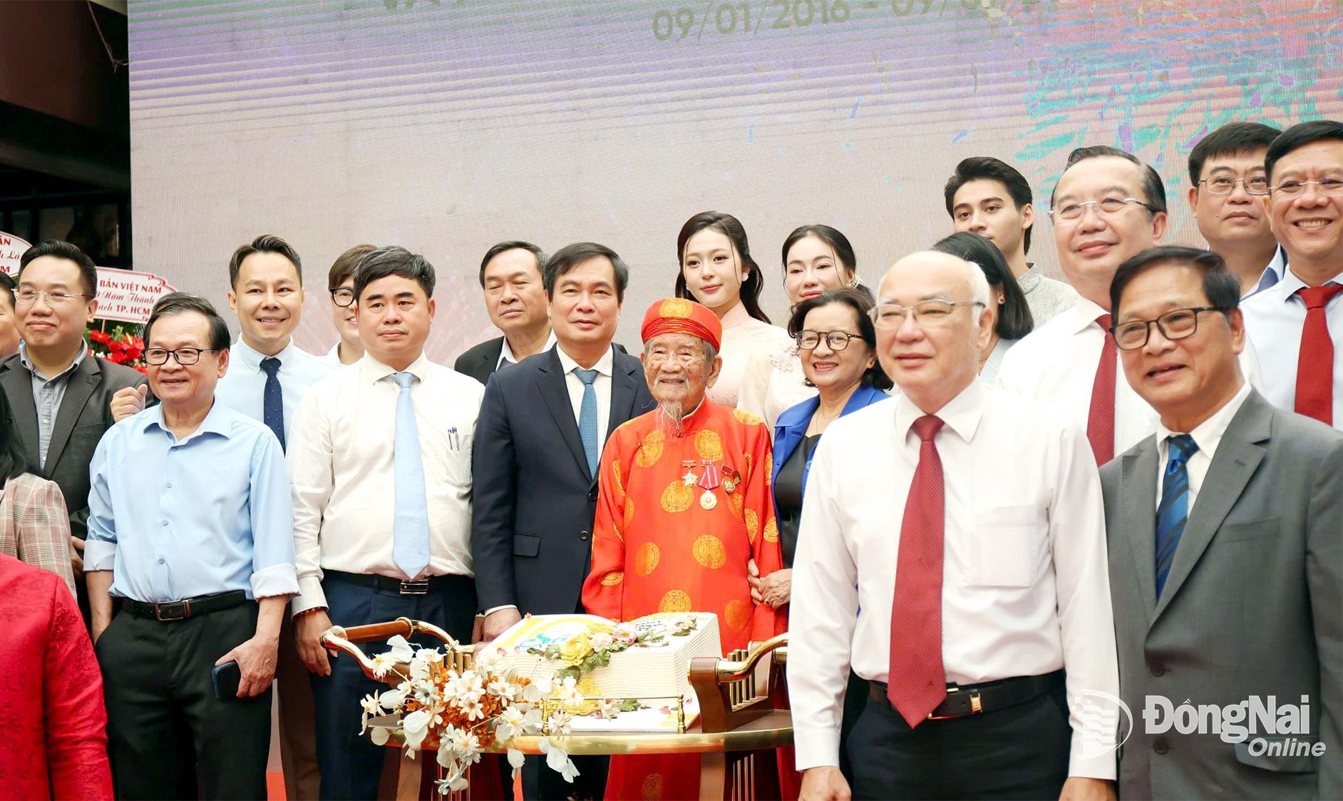 Lễ kỷ niệm 10 năm th&agrave;nh lập Đường s&aacute;ch Th&agrave;nh phố Hồ Ch&iacute; Minh ng&agrave;y 8-1-2026. Trong 10 năm qua, tại Đường s&aacute;ch diễn ra hơn 3 ng&agrave;n hoạt động đa dạng: 164 sự kiện phục vụ nhiệm vụ ch&iacute;nh trị - x&atilde; hội, 1.320 sự kiện giao lưu t&aacute;c giả - t&aacute;c phẩm, 50 hội s&aacute;ch, 280 chương tr&igrave;nh chuy&ecirc;n đề cho học sinh, 275 chương tr&igrave;nh triển l&atilde;m nghệ thuật,&nbsp;130 chương tr&igrave;nh biểu diễn văn h&oacute;a nghệ thuật đương đại v&agrave; d&acirc;n gian, hơn 800 s&acirc;n chơi tương t&aacute;c, kỹ năng&nbsp;v&agrave; trải nghiệm v&agrave; c&aacute;c hoạt động hợp t&aacute;c, kết nối xuất bản, văn h&oacute;a với c&aacute;c đối t&aacute;c trong v&agrave; ngo&agrave;i nước.