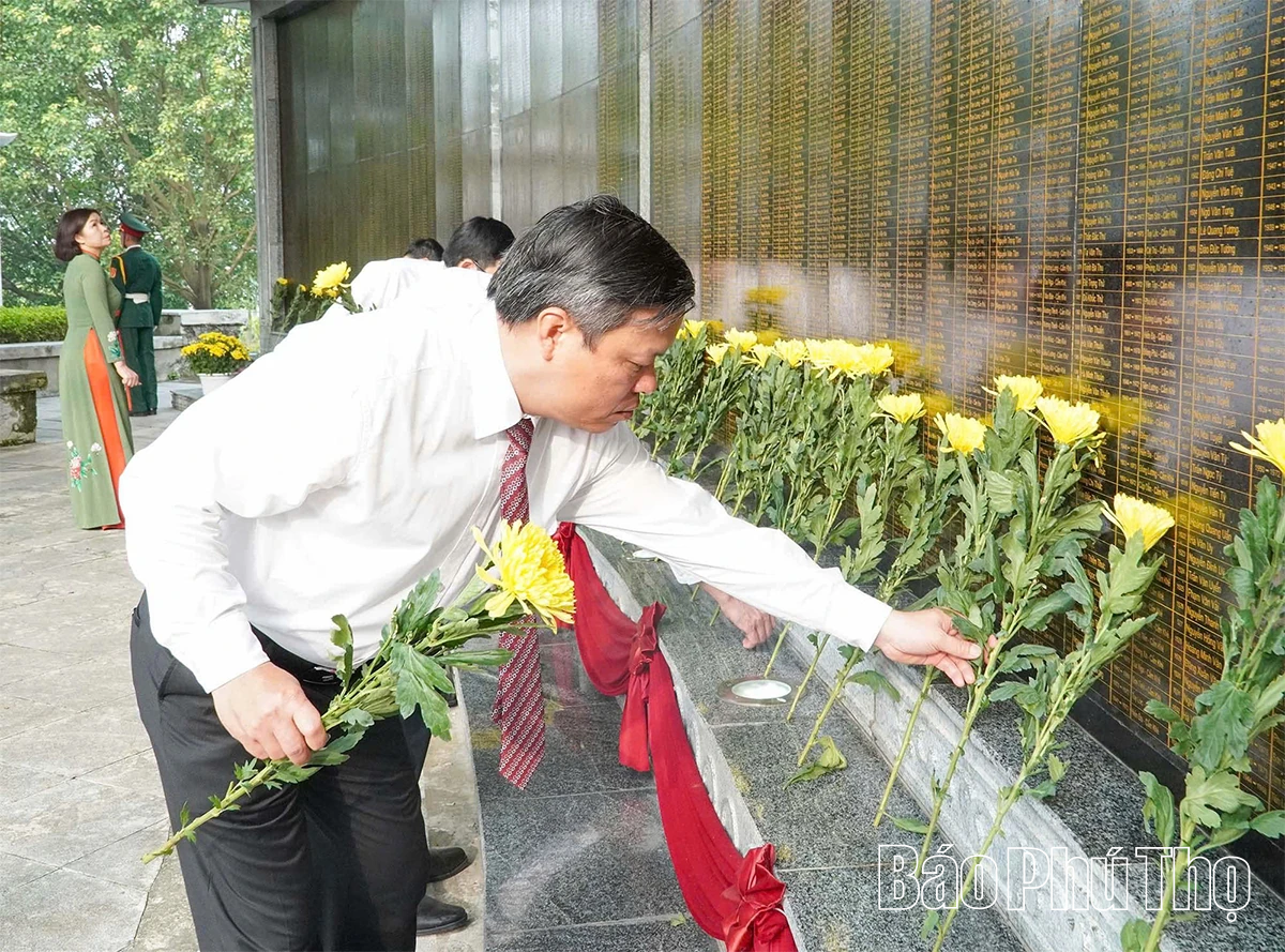 Lãnh đạo Tỉnh ủy, HĐND, UBND, Ủy ban MTTQ tỉnh dâng hương tưởng niệm các Anh hùng liệt sĩ