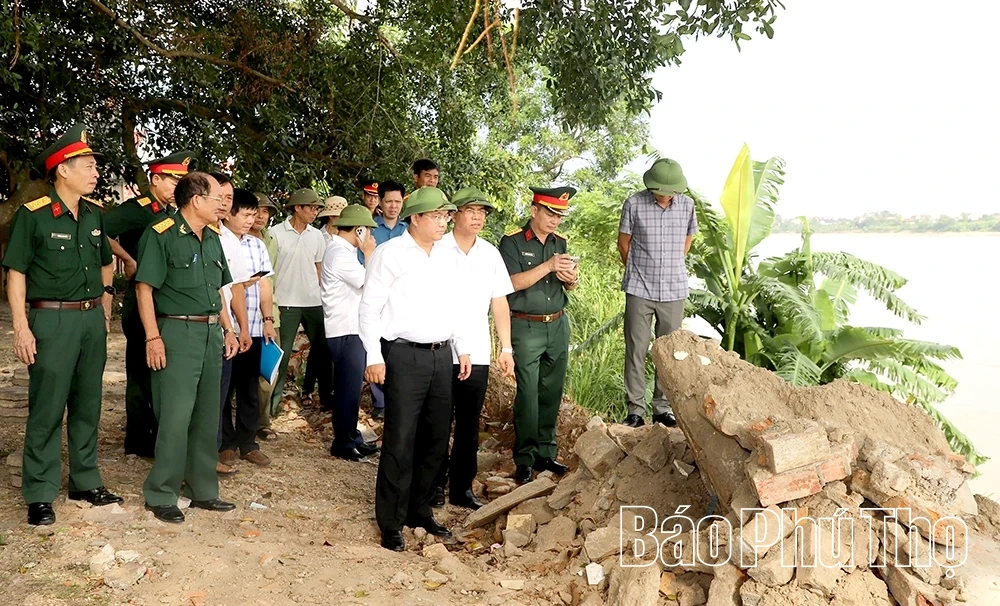 Chủ tịch UBND tỉnh Trần Duy Đông kiểm tra sạt lở đê hữu Thao, xã Tam Nông