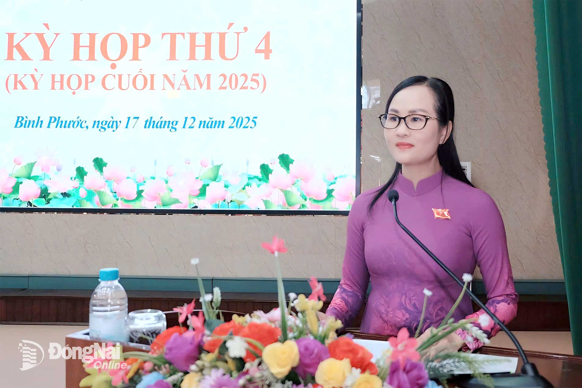 Ủy viên Ban Thường vụ Tỉnh ủy, Bí thư Đảng ủy, Chủ tịch HĐND phường Bình Phước Giang Thị Phương Hạnh phát biểu tại kỳ họp. Ảnh: Quang Xuân