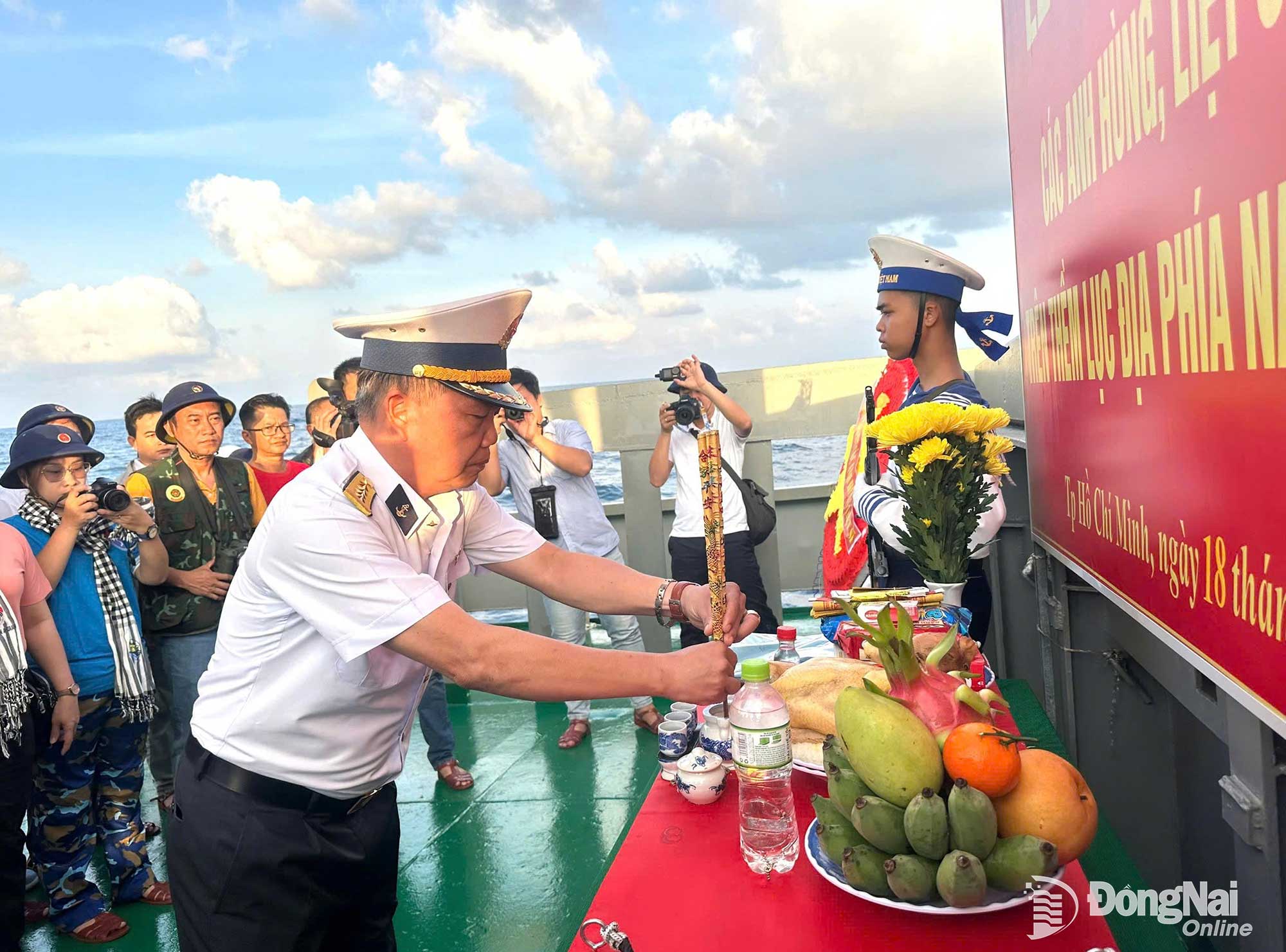 Lễ tưởng niệm c&aacute;n bộ, chiến sĩ hy sinh trong khi l&agrave;m nhiệm vụ tr&ecirc;n thềm lục địa ph&iacute;a Nam của Tổ quốc. Ảnh: Ngọc Li&ecirc;n  