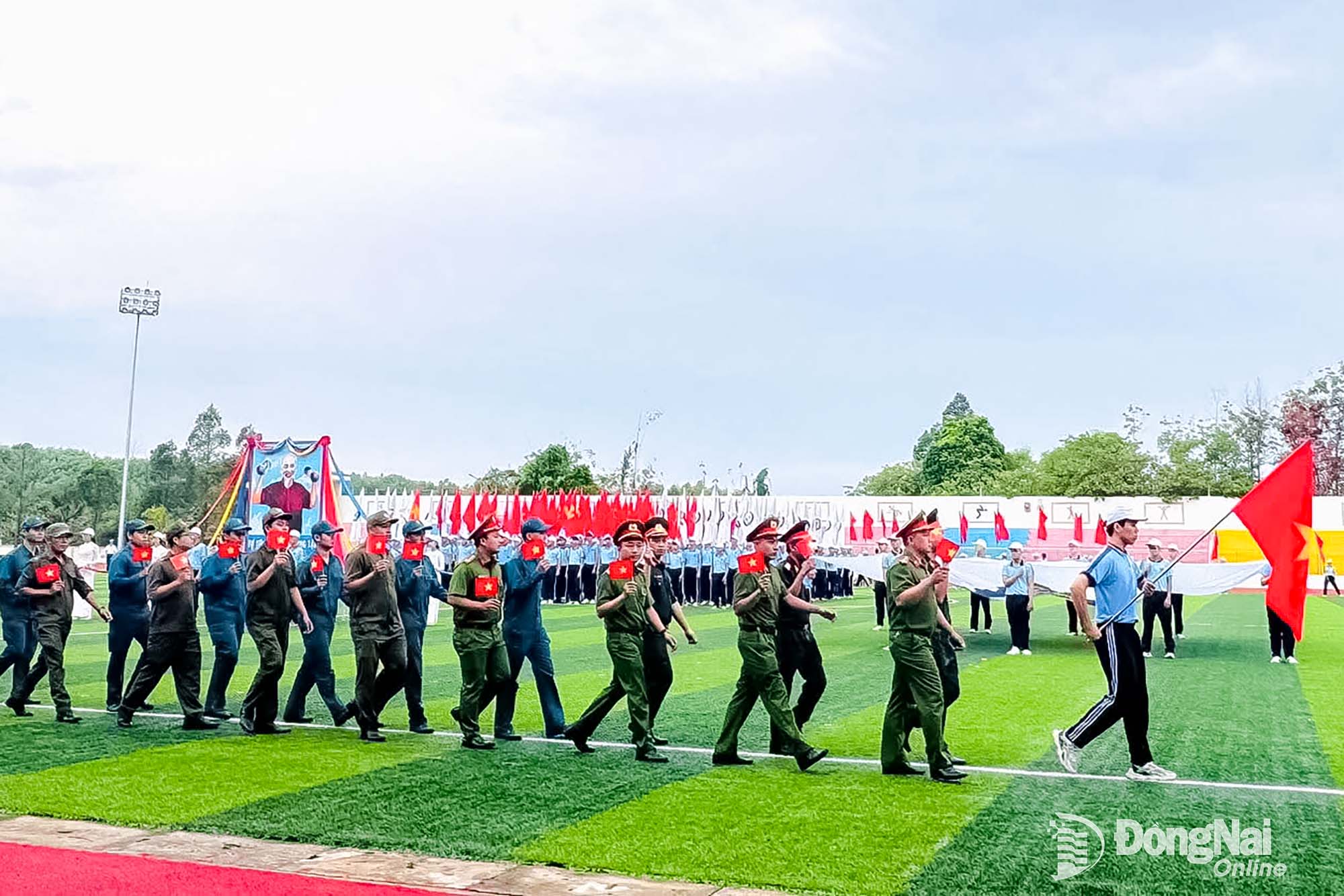 Các đoàn tham gia diễu hành tại lễ khai mạc
