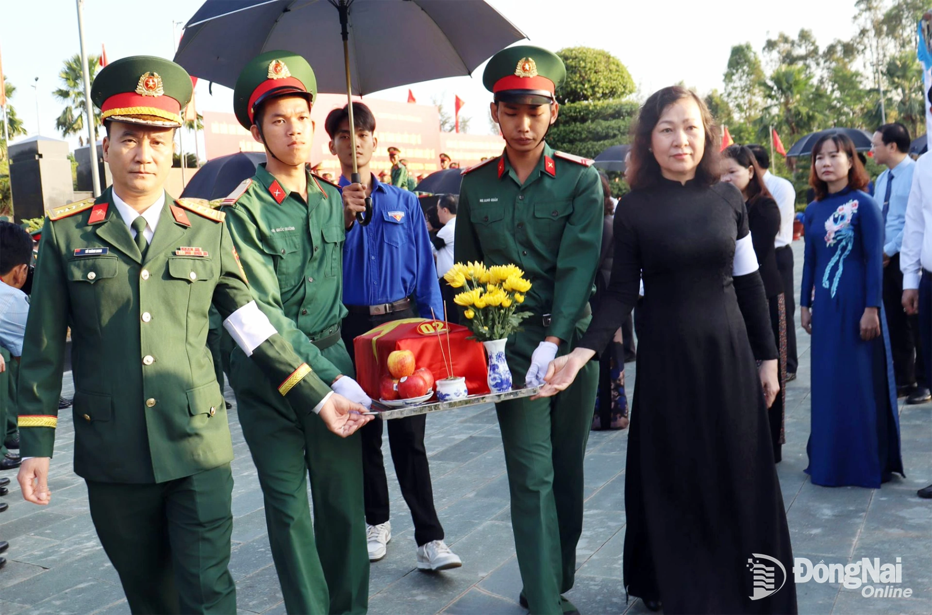 Đồng chí Huỳnh Thị Hằng, Phó Bí thư Tỉnh ủy, Chủ tịch Ủy ban MTTQ Việt Nam tỉnh và Đại tá Võ Thành Danh, Ủy viên Ban Thường vụ Tỉnh ủy, Chỉ huy trưởng Bộ Chỉ huy Quân sự tỉnh Đồng Nai thực hiện nghi thức di quách hài cốt liệt sĩ về an táng trong lòng đất mẹ. Ảnh: Nguyệt Hà