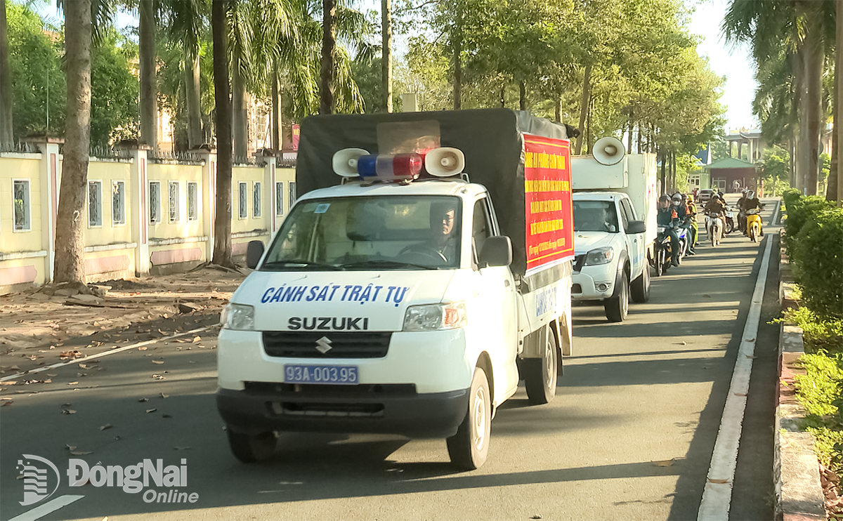 Cán bộ, chiến sĩ Công an phường Chơn Thành và lực lượng an ninh cơ sở, đã ra quân diễu hành phát động cao điểm tấn công trấn áp tội phạm, đảm bảo an ninh trật tự. Ảnh: Đỗ Trình