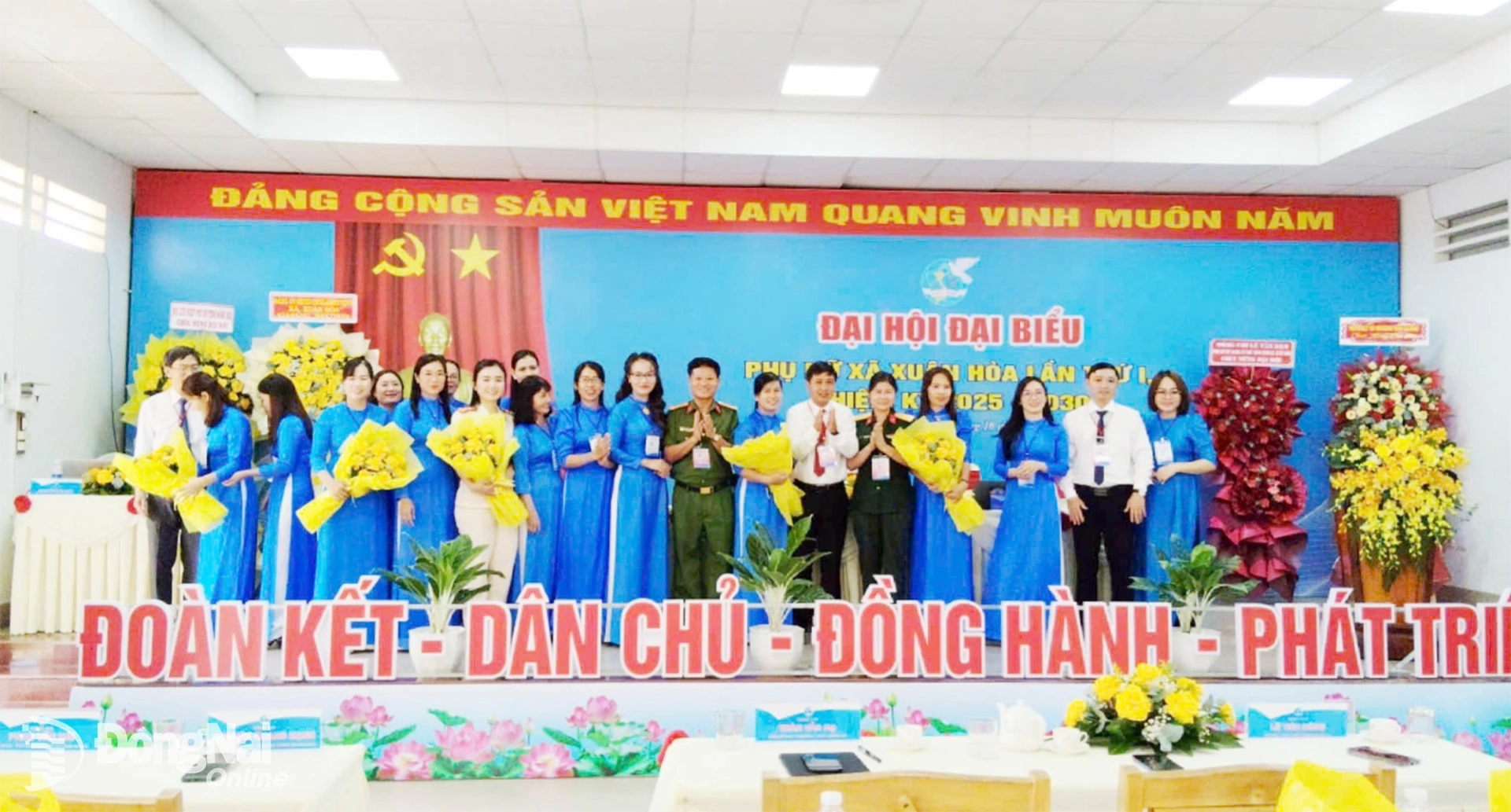 Phó Bí thư Thường trực Đảng ủy xã Xuân Hòa Trần Văn Hạ tặng hoa chúc mừng Ban Chấp hành Hội LHPN xã Xuân Hòa khóa I, nhiệm kỳ 2025-2030. Ảnh: Đức Quý