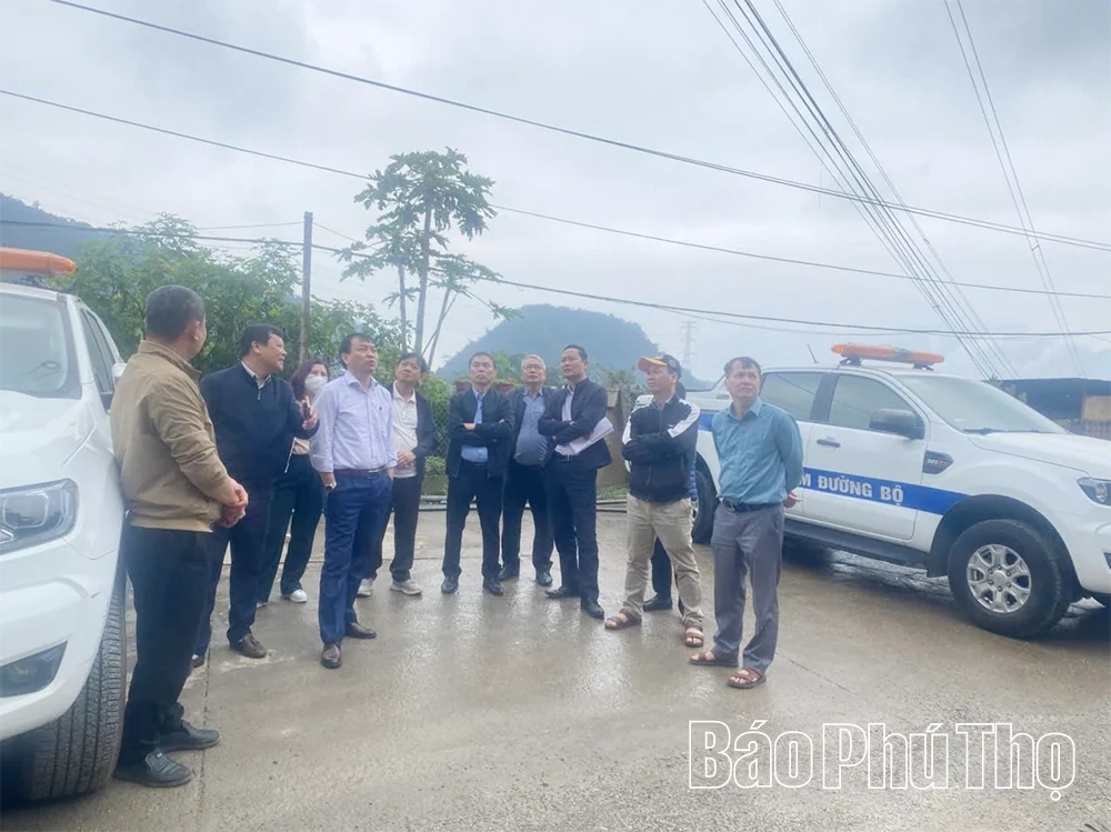 Kiểm tra nguy cơ sạt lở tr&ecirc;n Quốc lộ 6