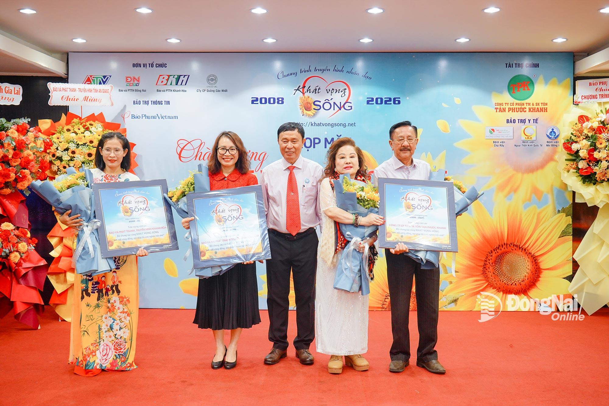 Ông Nguyễn Đức Tiến, Trưởng ban tổ chức chương trình tặng hoa và biểu trưng tri ân nhà tài trợ chính Công ty cổ phần Tôn Tân Phước Khanh và các đơn vị đồng hành. Ảnh: Thu Hiền