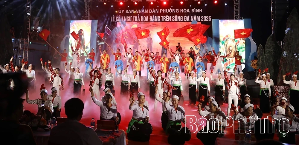 Đậm sắc màu văn hóa tại lễ cầu ngư, thả hoa đăng trên sông Đà