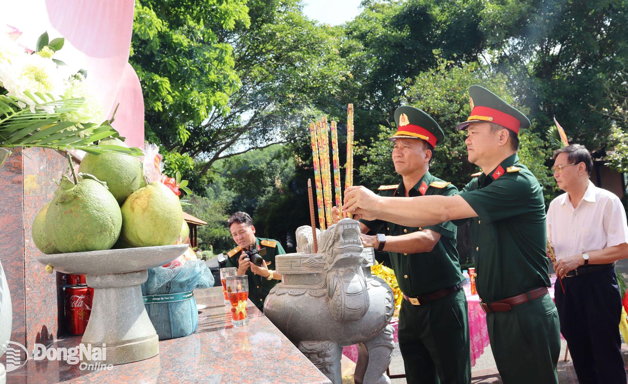 C&aacute;c đại biểu d&acirc;ng hương Tượng đ&agrave;i Chủ tịch Hồ Ch&iacute; Minh tại Đền thờ Đại tướng V&otilde; Nguy&ecirc;n Gi&aacute;p v&agrave; c&aacute;c danh tướng miền Nam. Ảnh: Nguyệt H&agrave;  