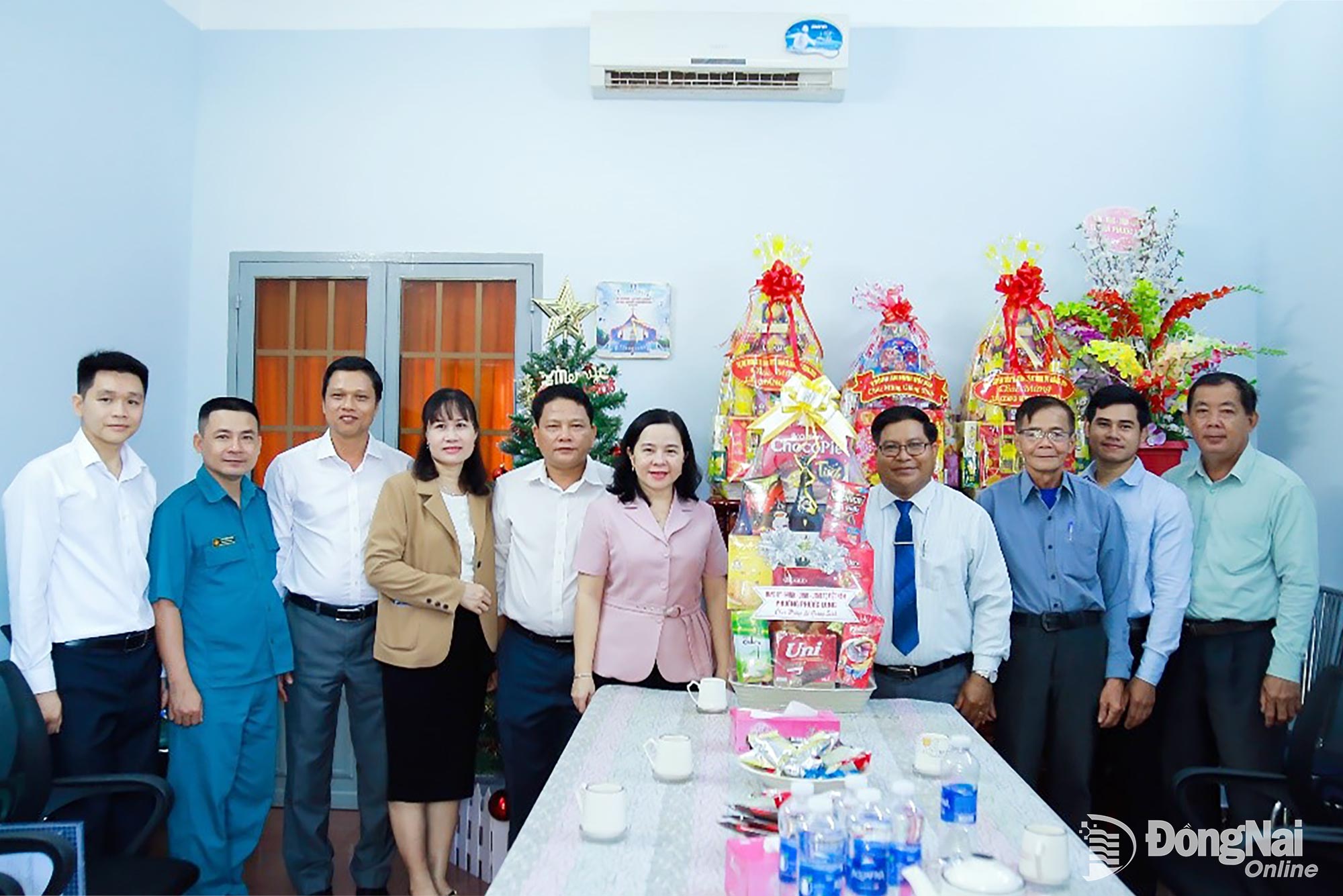 Đo&agrave;n đến thăm, ch&uacute;c mừng v&agrave; tặng qu&agrave; Gi&aacute;ng sinh năm 2025 tại Chi hội th&aacute;nh Tin l&agrave;nh Phước Long. Ảnh: Ngọc Nhật    