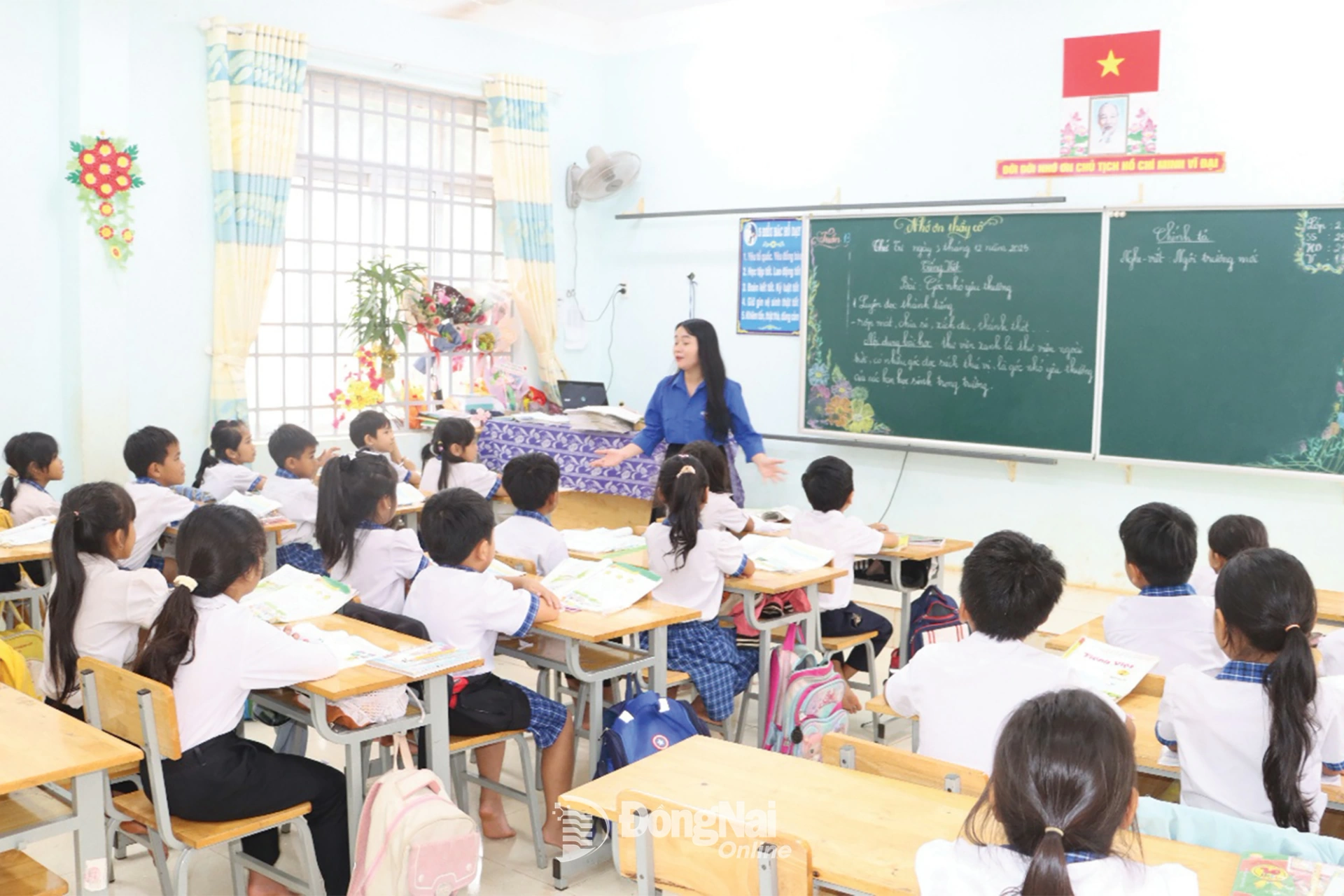 Chị Thị Hà trong một buổi tuyên truyền phòng, chống dịch bệnh tại lớp học. Ảnh: Vũ Thuyên