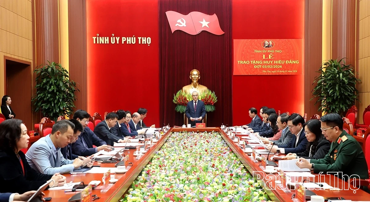 Trao Huy hiệu Đảng tặng Thiếu tướng Nguyễn Đ&igrave;nh Cương